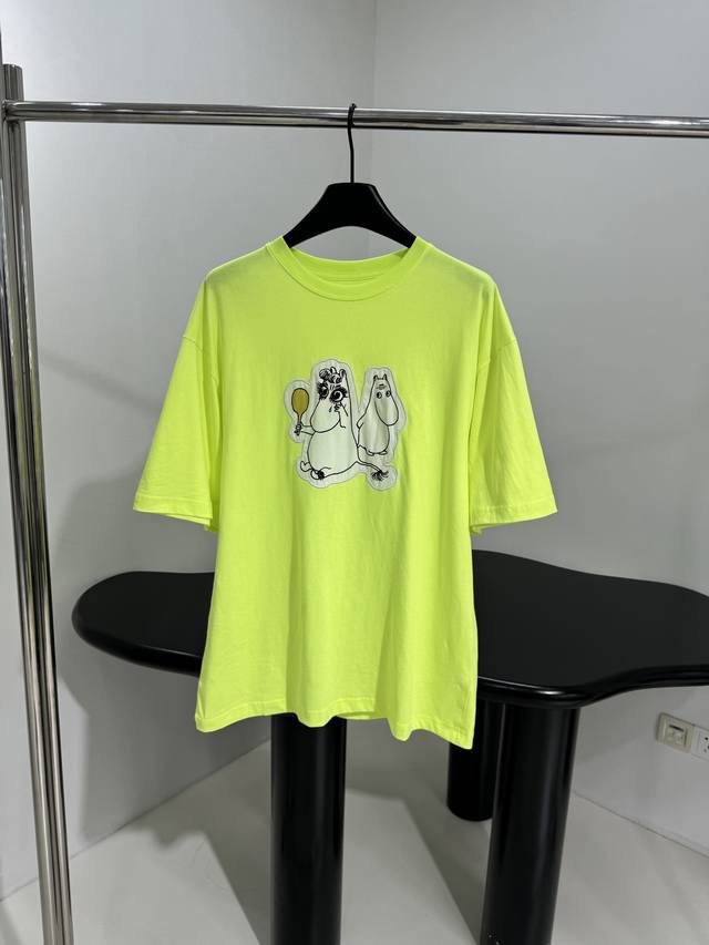 X Moomin 卡通图案贴布T恤 采用棉质平纹针织面料 饰卡通图案贴布 背后饰品牌标识印花 圆领领口 落肩设计 男女同款 联名系列 ：荧光绿 ：
