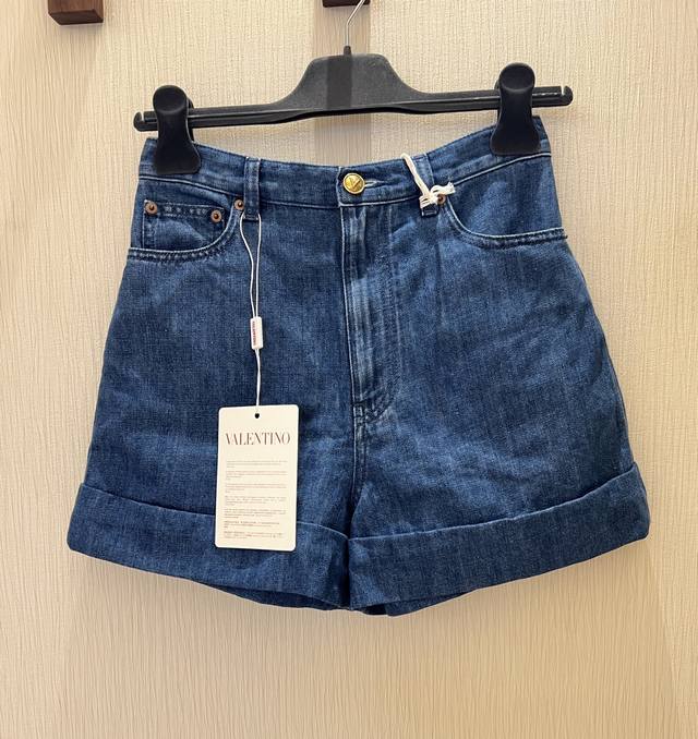 Vplentin*25春夏新品高腰卷边P字牛仔短裤设计重点为双前口袋的设计是老钱度假风格的绝对元素之一，卷边设计俏皮又时尚，P字版型修饰身材比例～百搭单品日常轻
