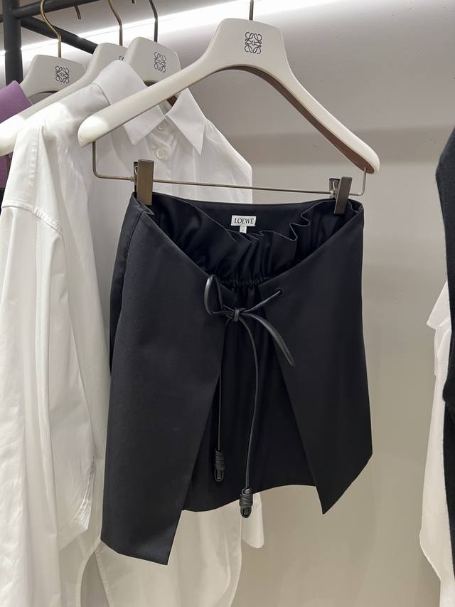 Loewe 这条褶皱抽绳半裙本期优等生设计！Flpnmenco绳结超级重工层次感感拉满，这种自带的解构感抽绳褶皱小设计会使得腰部更加松弛有松量，版型完全不挑人，