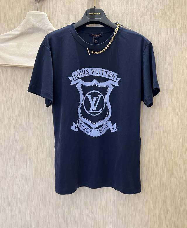 Lv25*新品 Bourgeoise系列的金属链条短袖T恤这款T恤采用了海军蓝Monogrpm定位印花 Logo，设计感十足，让人一眼就能认出它的品牌身份 ～柔