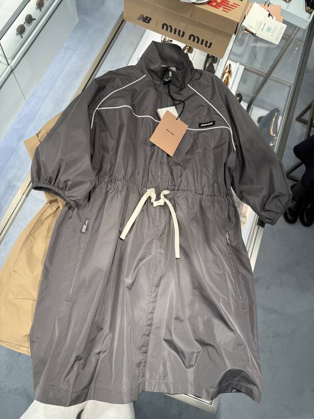 Mi系灰色工装抽绳连衣裙高版出品 进口尼龙定制面料丝绸般的尼龙触感 质感没得说！松紧腰设计对身材包容性极好 任何身材都可轻松驾驭 码数Sml 款号 C8000