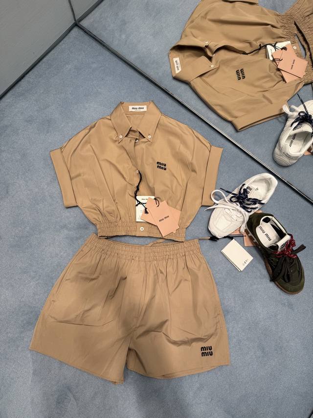 Miu*～25新品府绸翻领衬衣同系列松紧短裤饰有品牌标识徽标刺绣，衬衫翻领领口 卷袖细节松紧弹力下摆纽扣开合，搭配同系列短裤松紧弹力腰围 修身显瘦拉长腿部比例，