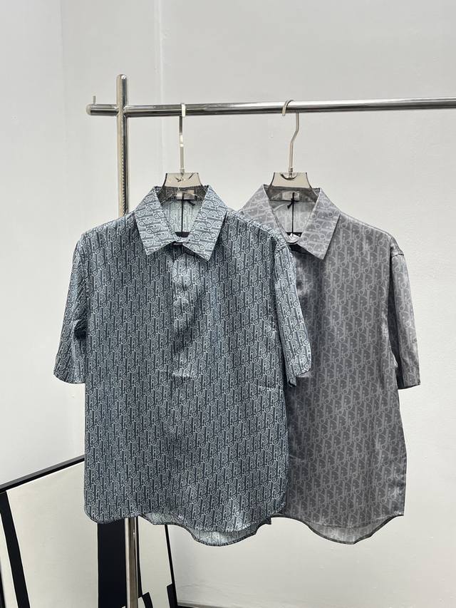 上衣 短裤120 Cd 桑蚕丝斜纹面料 Oblique 印花 Size : S-Xl 这款蓝灰色突显经典的 Oblique 印花。采用桑蚕丝斜纹面料精心制作，搭