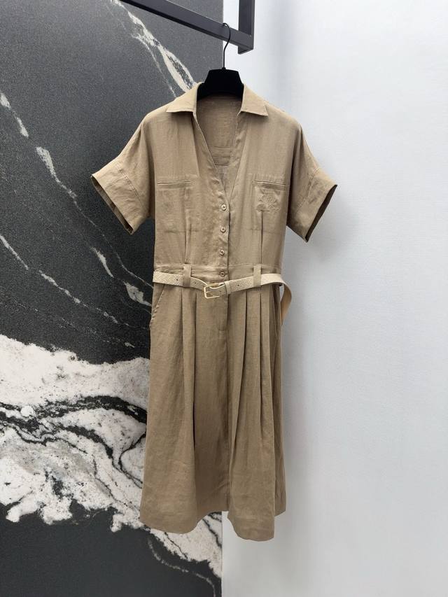 Lp30Ss 春夏新品老钱风穿搭V领短袖连衣裙 口袋饰以刺绣小Logo低调奢华细节感满满 搭配定制腰带特别显气质 日常通勤轻松驾驭 拼接压褶裙身更加藏肉显瘦 进
