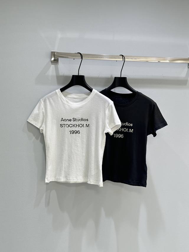 25Ss早春上新！圆领T恤采用休闲版型，饰有 Acne Studios 1996 徽标图案，袖口和下摆。采用喷绘图案设计。小版型上身不挑身材，怎么搭配都能轻松驾