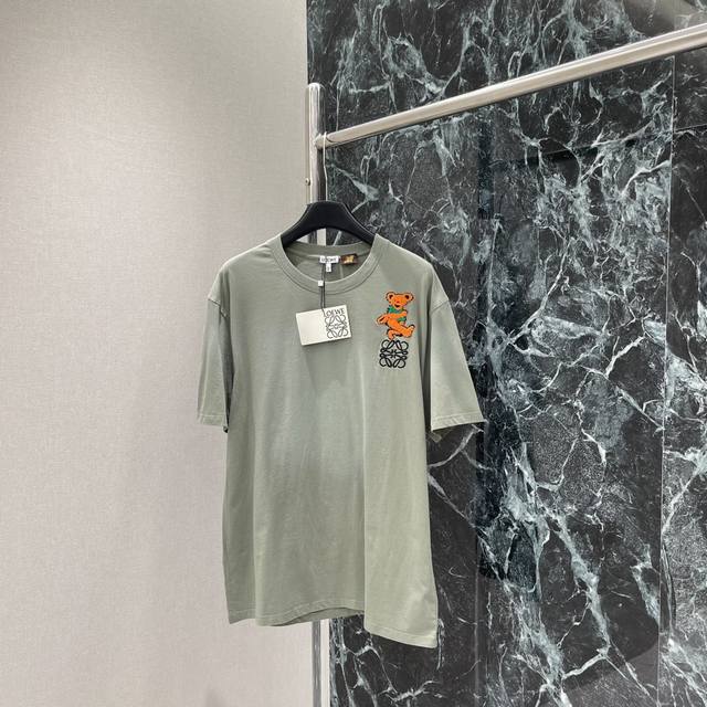 罗意威 25早秋新款 微标小熊绣花短袖T恤 胸前饰有小熊毛巾布刺绣点缀 标志徽标刺绣 采用立体刺绣工艺 休闲随意搭配 松弛感穿搭必备单品，男女同款～一个色Sml