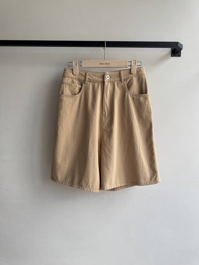 Miumi* 25Ss春夏新款 高腰牛仔五分裤。原版开发！高版出品！进口斜纹棉牛仔材质 多重酵素水洗 挺括舒适有型 高腰系扣插兜版型设计 增添造型层次感 配合后