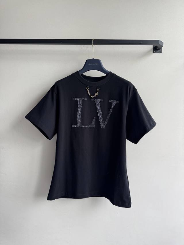 Louis Vuitto*2025新品 烫钻链条 定制Yb全棉材质 透气舒适 质感十足 常规短袖T恤裁剪 凸显品牌格调 采用克重纯棉制成 略带有弹力 呈现显瘦视