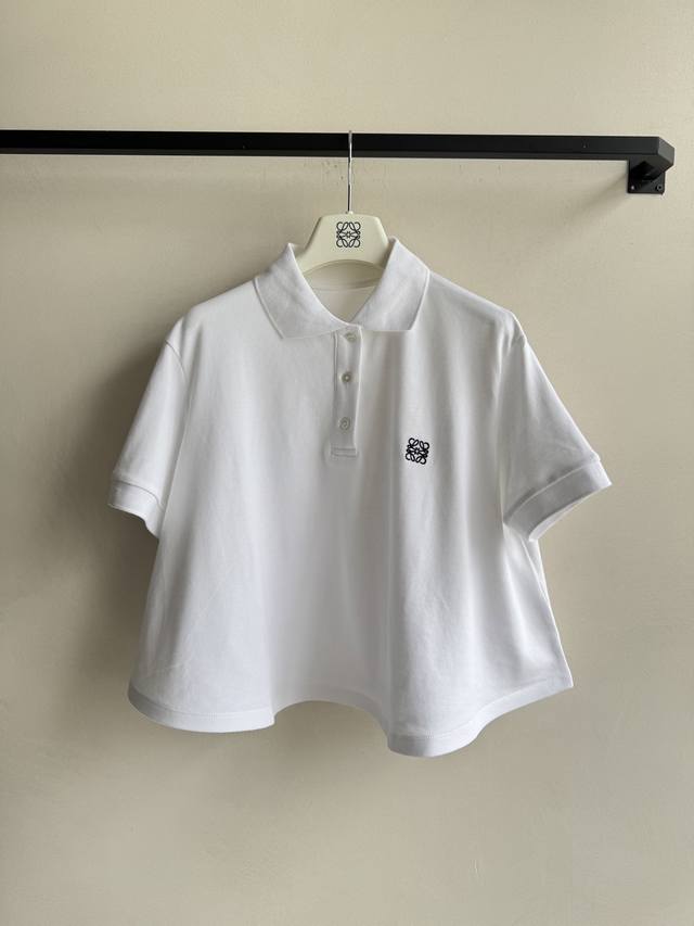 Loew* 25Ss春夏新款 经典字母Logo刺绣Polo衫。原版开发。高版出品！清爽又时髦的Tee也太好看啦搭配俏皮减龄的Polo领以及下摆宽松设计 轻松拿捏