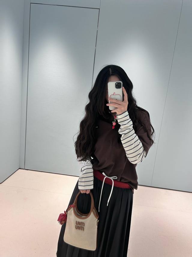 Miumi* 25Fw早秋新款 学院风Polo领条纹假两件T恤上衣丨独家Yb开发！高版出品！衣柜必备款假两件来咯！简单又不失格调！个性十足的设计风格！出街拍照非