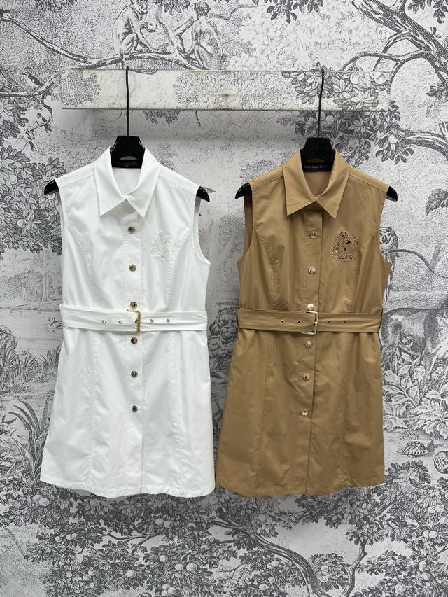 L家 25夏季新款 翻领无袖衬式连衣裙 帅气的小翻领设计 立体的修身剪裁 自然而开的气场归来 胸口镂空刺绣Logo点缀 彰显品牌魅力 腰间本布腰带设计打造收腰轮