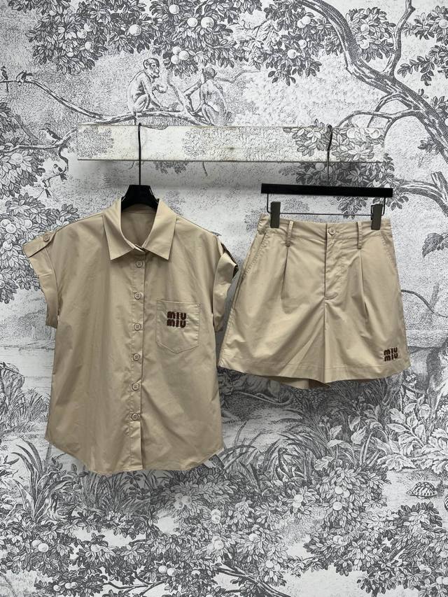 Miu 25夏季新款 卡其色休闲套装 翻领飞袖衬衣+高腰压褶短裤 卡其色超级特别 显白又温柔有气质 整体宽松慵懒感 简约好搭配复古腔调很足 宽松休闲版型打造夏日