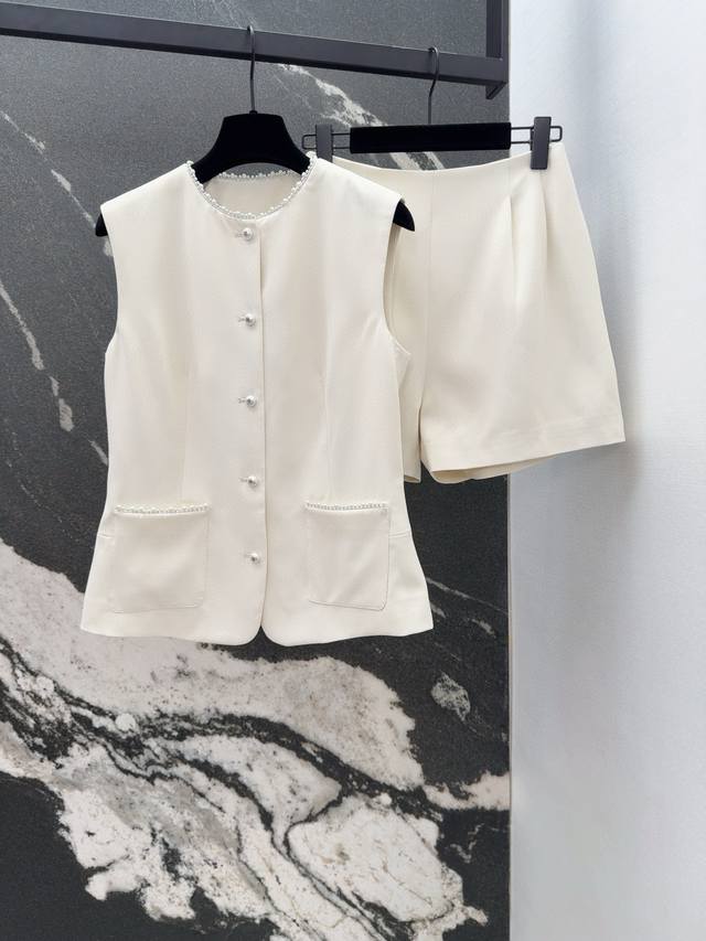 C家 25Ss 春夏新品Coco女孩法式宫廷风珍珠扣马甲套装 立体收腰圆领马甲上衣搭配小短裤 水钻珍珠扣装饰很减龄 精致感藏都藏不住 一套上身妥妥的高级气质感