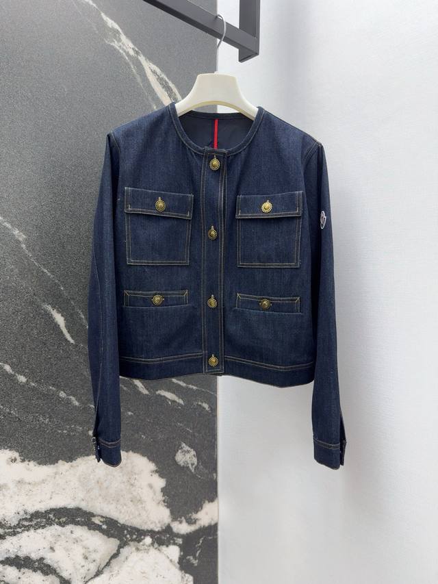 Mc 25Ss 春夏新品复古丹宁洗水牛仔夹克外套 背面缩褶尼龙设计 圆领小短款版型上身巨百搭 帅气又减龄 四口袋设计减龄帅气 原色牛仔好看又时髦 自带复古感 谁