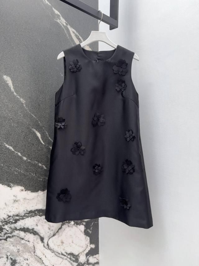 Vltn 25Ss 春夏新品重工定位花朵无袖连衣裙 精致好看又洋气 A字摆版型非常藏肉各种身材随意驾驭完全不挑人 精纺斜纹面料很高级 通勤特别推荐 日常穿也很精