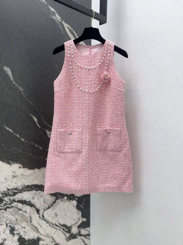 C家 25Ss 春夏新品高级减龄樱花粉无袖连衣裙 编织粗花呢面料粉嫩粉嫩的简直自带优雅感 令人心动的温柔小香风 定制珍珠镶边非常精美 立体花朵点缀上身自带高贵气