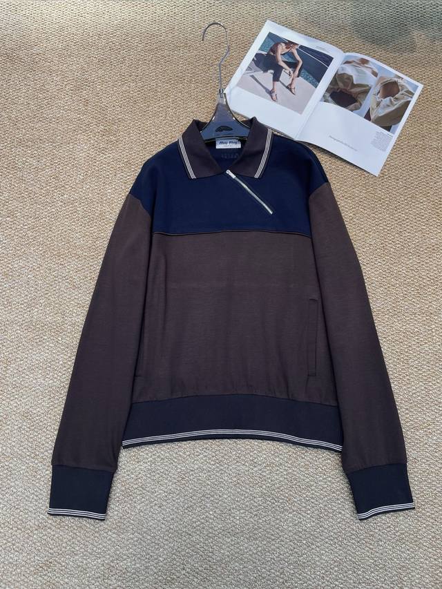 Miumiu新款外套，救命！这件外套简直是“叠穿天花板”！防风抗皱面料，挺括版型一秒拉满气场！连帽设计可盐可甜，搭配T恤、都超有层次感！早秋氛围感直接拿捏。 *