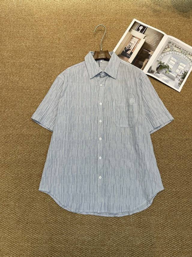 Loewe新款衬衫，这件衬衫简直是“懒人穿搭之光”！ 落肩版型藏肉一绝，Oversize设计慵懒随性！单穿配短裤超飒，叠穿衬衫秒变Ins博主风，三色入都不踩雷！