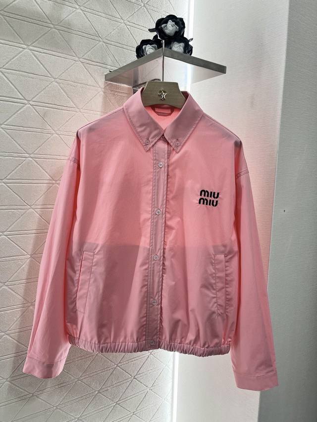 Miumi*2025新品上架 先行衬衫夹克外套 定制Yb斜纹全棉材质 质感舒适细腻 翻领正肩宽松先行衬衣夹克外套剪裁 蓝粉配色可选 胸前字母徽标装饰 彰显品牌格