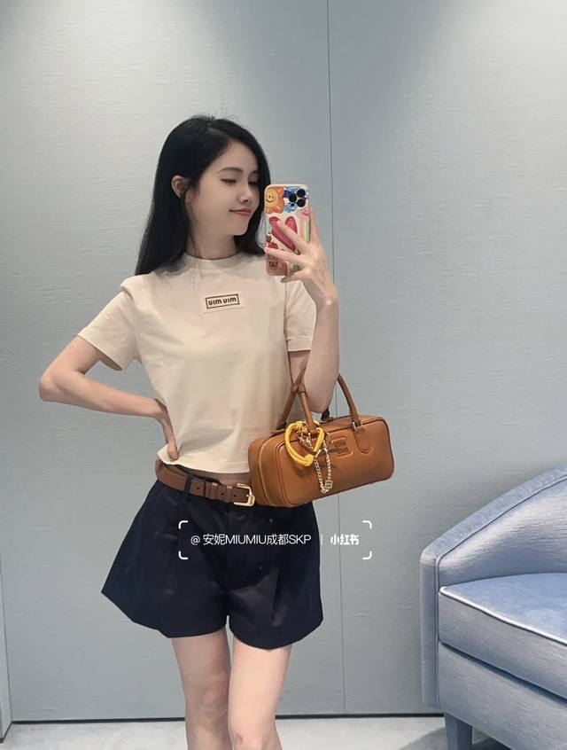 新款[P]！最新Miu 25New 字母刺绣短袖T恤。尺码：Sml。 。
