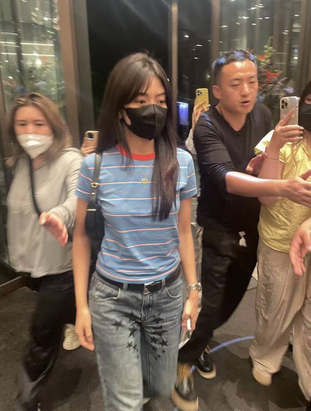 新款[P]！最新Acne 25New 笑脸徽章条纹短袖T恤。尺码：Sml。 。
