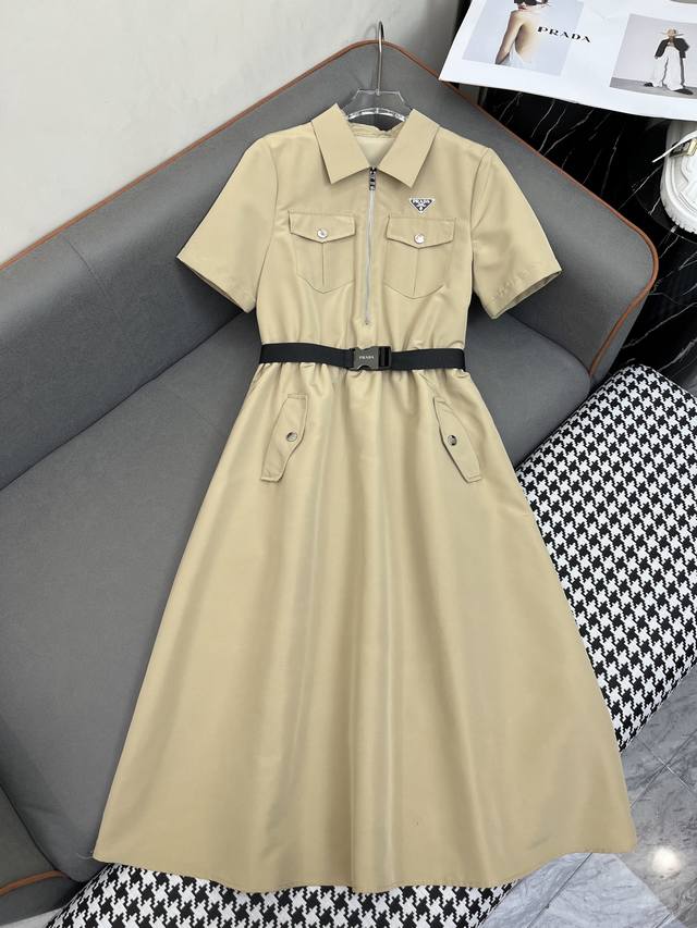 Prad* 25Ss新款翻领连衣裙 三角标装饰 搭配腰带 时尚减龄 两色三码Smla807
