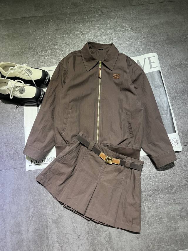 Miumi* 25Fw早秋新款 可可棕翻领夹克外套半裙出货，顶级版本，独家Yb开发！高版出品！定织定染棉混纺材质，衬衫式领设计，钮扣式袖口，袖口的皮革细节和撞色