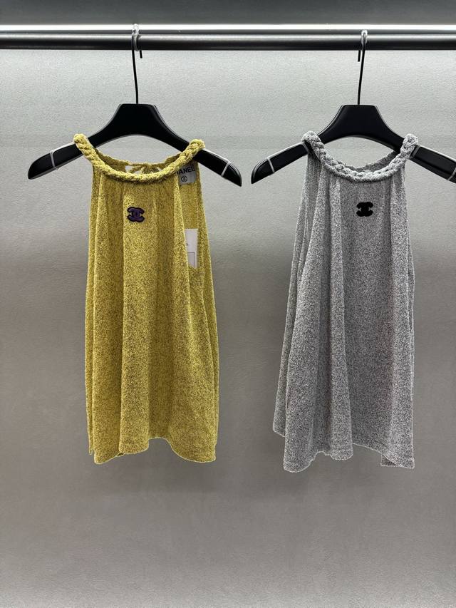 2660 Spring And Summer ！小香挂脖吊带， 粗花呢面料，手工钉珠， 自带慵懒松弛感，随意百搭！ 两色，两码！