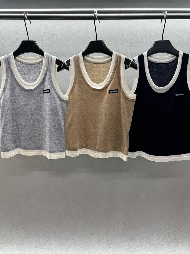 2660 Spring And Summer ！Miumi*，慵懒风针织背心， 假两件撞色设计，宽松版型小背心， 上身慵懒随意，复古配色高级， 随意百搭！ 三色
