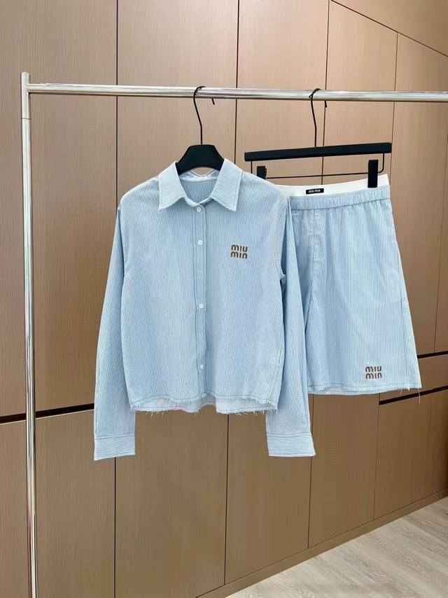 爆款现货 原单品质 设计师｜25新品条纹衬衫短裤套装！ 高端定制面料，搭配松紧腰中裤 极简主义风法式优雅的慵懒风， 休闲又时髦！ 立体剪裁版版型可甜可盐减龄少女