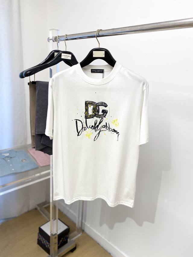 Dg、2025最新款短袖T恤，帅气时尚，胸口顶级印花字母Logo，简约百搭款。面料棉 不仅挺括，保持潮流的廓形，又穿着舒适，纱织更细腻，码数S-Xxl