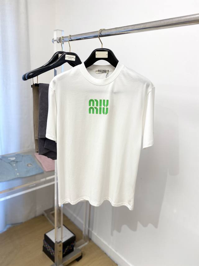 Miumiu、2025最新款短袖T恤，帅气时尚，胸口顶级印花字母Logo，简约百搭款。面料棉 不仅挺括，保持潮流的廓形，又穿着舒适，纱织更细腻，码数S-Xxl