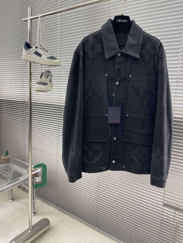驴牌 暗纹烧花牛仔外套 原18,700购入，定织平织斜纹牛仔布面，面料吸汗透气，图案采用激光烧花工艺，采用激光镭射印花技术处理的牛仔布，通过计算机图像处理，烧灼