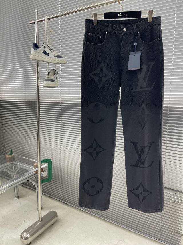 驴牌 渐变老花直筒牛仔裤 原版的18,700购入开发，定织Denim 平织斜纹牛仔布面，面料吸汗透气，激光镭射雕刻渐变图案搭配水洗工艺成就自然的做旧质感，经过反