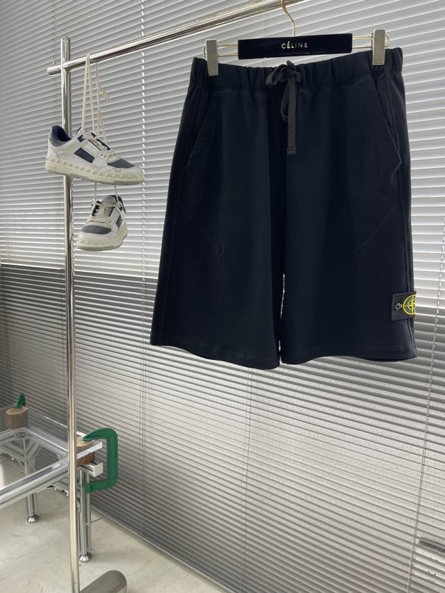 Stone Island 25Ss新款短裤高端版本！专柜定制面料 透气舒适度高，细节无可挑剔，品牌元素设计理念，体现高品质。手感细腻柔软！呈现休闲裁剪，上身版型