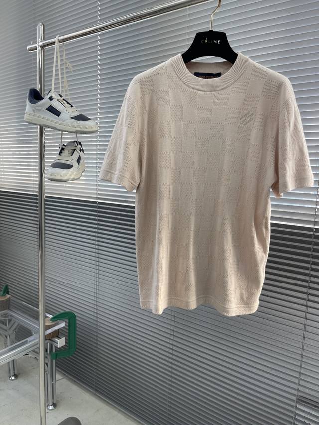 驴家 25Ss新款棉质 T 恤取材舒适毛圈布，以提花工艺织就 Damier 图案的柔软肌理，并将 Marque L.Vuitton DéPoséE 标识刺绣于正