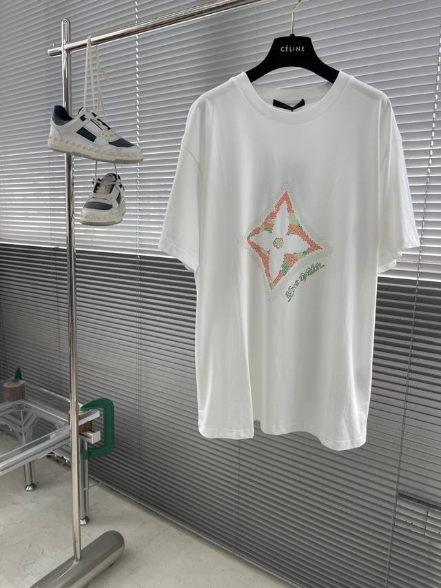 驴牌 25Ss四叶草烫钻短袖 230G精梳棉面料，11同缸定染索罗娜领口螺纹。后背小标定制尼龙布做刺绣Logo。胸前高温烫钻工艺保证水洗不掉，颜色多次对色调整。