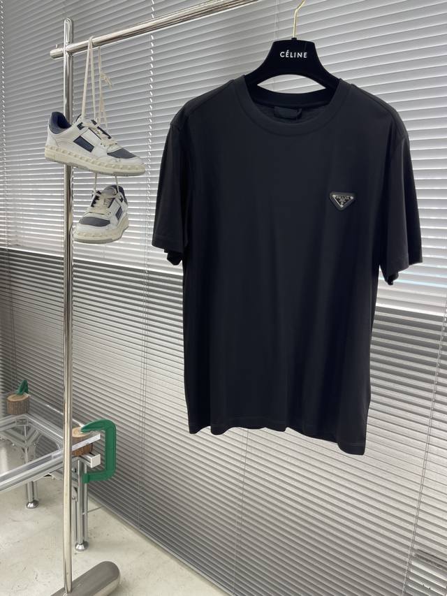 Prad 2025春夏系列新品 男士品牌标志性的涂珐琅三角形金属徽标短袖T恤，凸显品牌辨识度同时也能提升款式的时尚感，整体是一件轻松随意易于穿搭，定制高支高密8