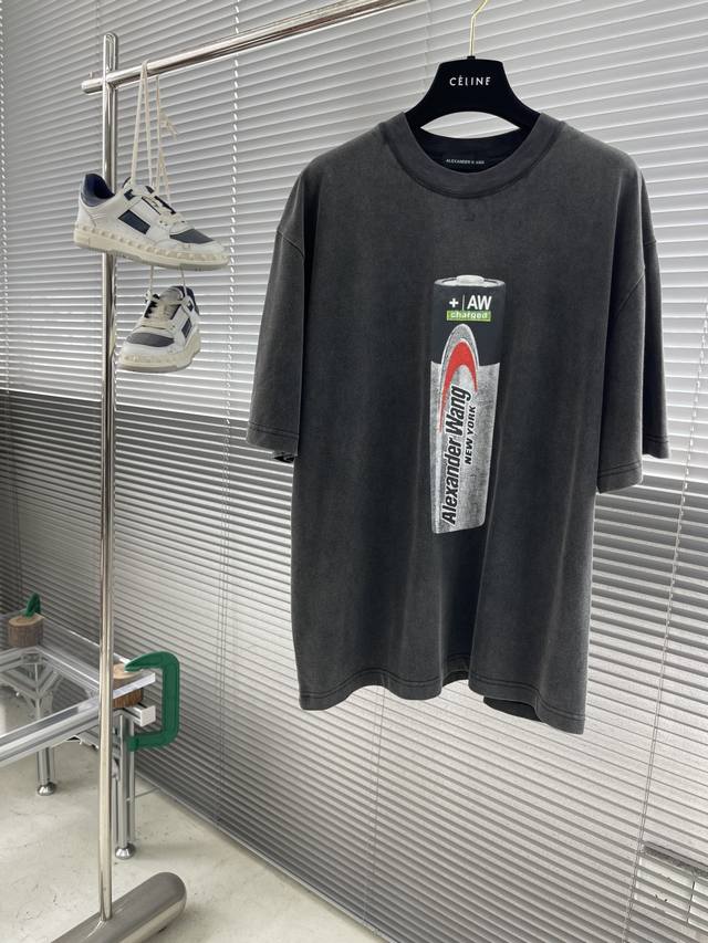 Wang 亚历山大王 夏季新款 重磅推出双纱纯棉面料短袖 春夏走秀款 个性独家款式 男女同款 采用进口定制定染面料 后领锁链底全包肩 过水不变形不缩水 春夏最新