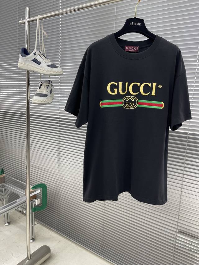 Gucc 2025Ss春夏新品时尚绣花短Tee，胸前Gg字母刺绣，辨识度极高，客供高支纯棉打造，定制螺纹领口 舒适透气 柔软亲肤 贴身毫无束缚感 剪裁堪称完美