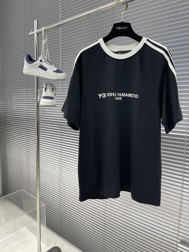 Y-3 25Ss新款三杠织带短袖T恤，双纱精梳棉材质，柔软的面料触感，贴身穿着亲肤舒适，进口高端绣花Y3字母图案设计，非常的新颖且极具辨识度。经典的版型裁剪，不