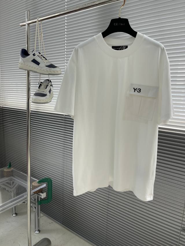 Y-3 Yamamoto山本耀司春夏新款短袖T恤，拼布口袋设计，定制40支双纱精梳棉 上身柔软舒适贴身耐穿。进口高端绣花Y3字母图案设计，非常的新颖且极具辨识度