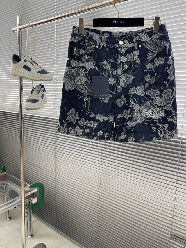 短裤 上衣 -驴牌 24Ss春夏新款牛仔短裤以 1V Waves 提花临摹热带冲浪胜地，于左侧刺绣 1V Flower 标识，再以珠光纽扣和饰钉注入雅致气息。可