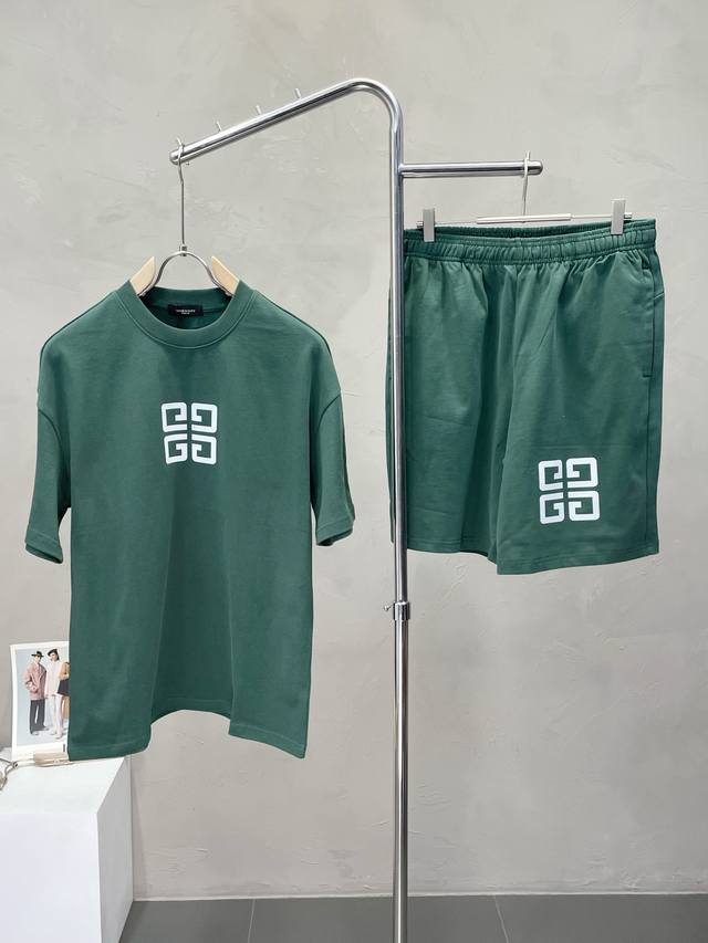 套。Givenchy纪梵希独家专供新款专柜同款春夏套装，高级感满满！细节精致高档，做工无可挑剔！进口面料 立体精致细腻。原版高端双面平纹针织面料很显高级！面料挺