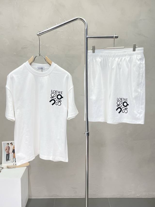 套。Loewe罗意威独家专供新款专柜同款春夏套装，高级感满满！细节精致高档，做工无可挑剔！进口面料 立体精致细腻。原版高端双面平纹针织面料很显高级！面料挺括抗皱