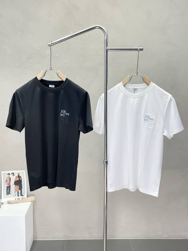 Loewe罗意威独家专供新款男士休闲短袖 高端定制 高端版本 时尚百搭爆款进口面料 手感超柔软细腻 穿着亲肤舒适 高端精品 代工厂P精细做工 上身非常赞 男士必
