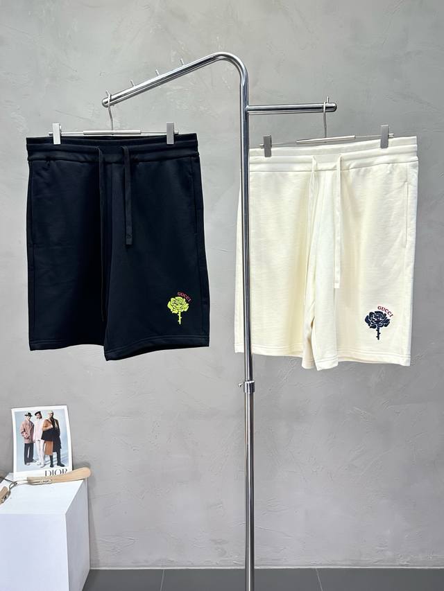 Gucci古驰独家专供新款春夏休闲裤短裤高端版本！专柜定制面料 透气舒适度高，细节无可挑剔。品牌元素设计理念，体现高品质。手感细腻柔软！呈现休闲裁剪，上身版型超