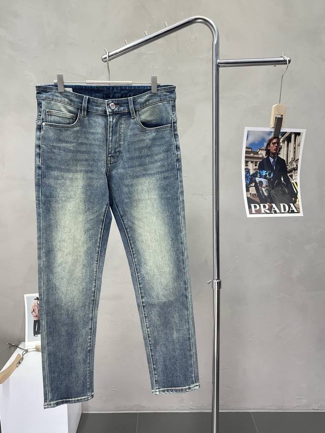 Moncler蒙口独家专供新款休闲牛仔裤高端版本！专柜定制面料 透气舒适度高，细节无可挑剔，品牌元素设计理念，体现高品质。手感细腻柔软！呈现休闲裁剪，上身版型超