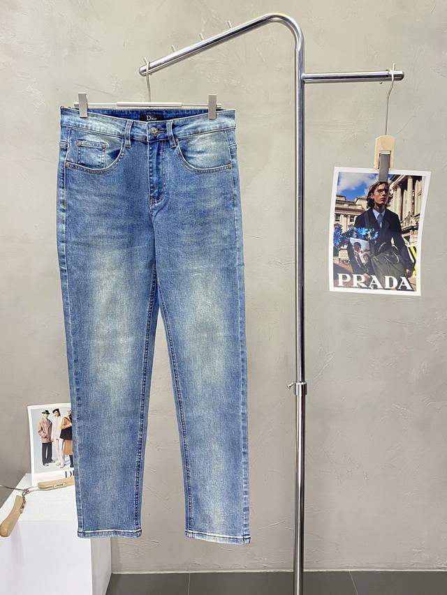 Dior迪奥独家专供新款休闲牛仔裤高端版本 专柜定制面料 透气舒适度高，细节无可挑剔，品牌元素设计理念，体现高品质。手感细腻柔软！呈现休闲裁剪，上身版型超赞！码