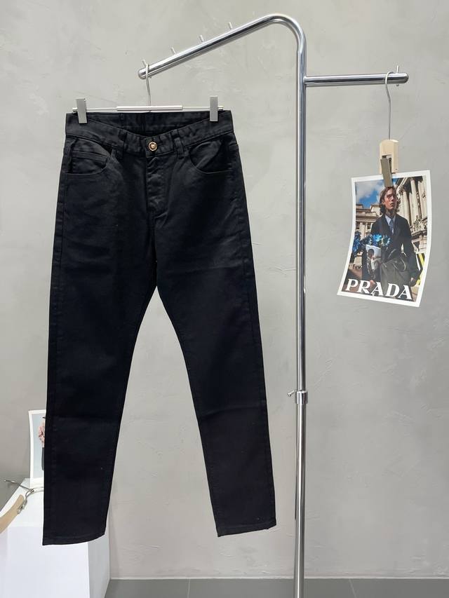 Burberry巴宝莉独家专供新款休闲牛仔裤高端版本！专柜定制面料 透气舒适度高，细节无可挑剔，品牌元素设计理念，体现高品质。手感细腻柔软！呈现休闲裁剪，上身版
